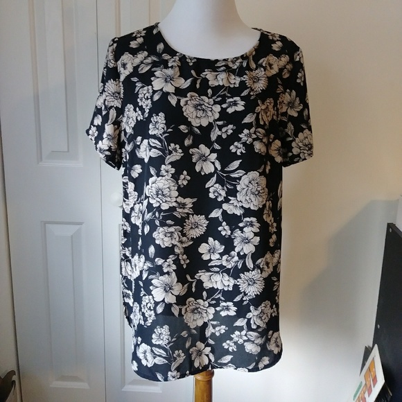 Beautiful floral forever 21 short sleeve blouse - Picture 2 of 5
